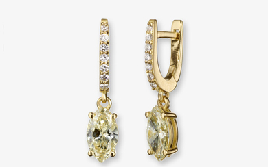 Ein Paar Ohrgehänge verziert mit Diamanten im Marquiseschliff und Brillanten
