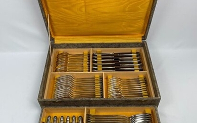 Firma : Seibel W. / Mettmann Deutschland - 12 Personen / 84 Teile - vollständig,im Originalen Besteckkasten - 90s silver plating - unused condition