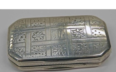 GEORGE III SILVER SNUFF BOX WITH FLORAL ENGRAVED DECORATION ...