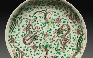 GRAND PLAT ROND en porcelaine et émaux polychromes dans le style de la famille verte, à décor de dragons et phénix parmi des ri...