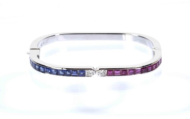 GUBELIN, bracelet en or blanc orné de 12 saphirs bleus et 12 rubis taille carrée