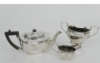 George V silver three piece tea service, Sheffield 1917, com...