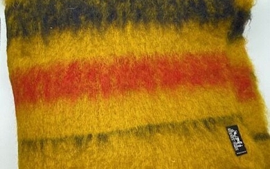 HERMES, Paris. Plaid à franges modèle "Rocabar" en laine jaune, orange et noire. Larg :...