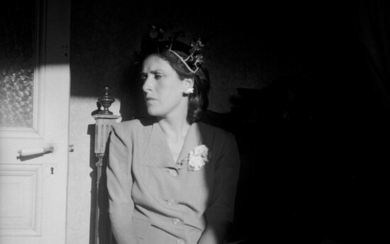 Henriette Theodora Markovitch, dite Dora MAAR 1907 - 1997 Dora Maar portant une couronne de fleurs - Antibes, août 1939