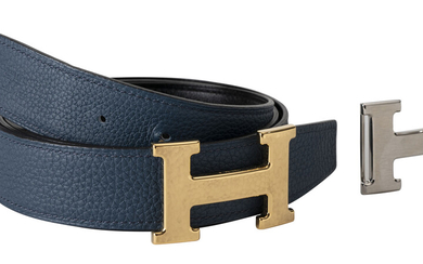Hermès, ceinture en cuir grainé bleu doublé cuir noir lisse, année 2018, 2 boucles: 1 martelée plaquée or, 1 en palladium brossée, ho