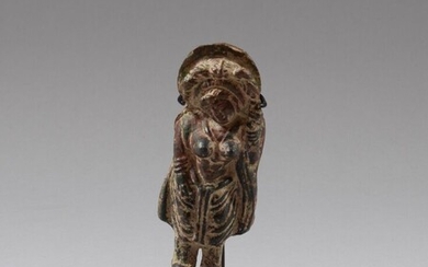 INDE. Importante et rare statue de « yakshi », ou « yakshini », portant un...