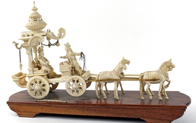 Il Carro di Arjuna, scultura indiana in avorio, cm. 21x34,5x8, base in legno, XIX secolo.