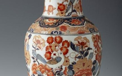 Imari-style tibor. China, made for export to Japan, 19th century. Hand-glazed porcelain. Provenance