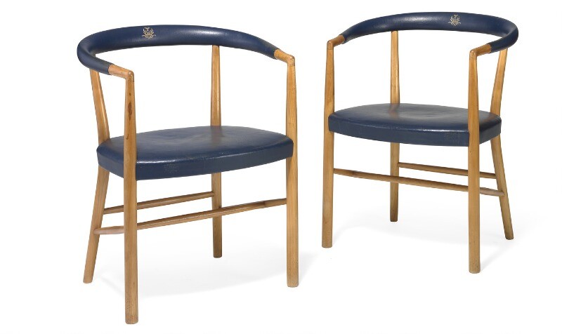 Jacob Kjær: “UN Chair”. A pair of armchairs with cherry wood frame. Seat and back upholstered with original blue leather. (2)