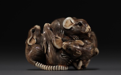 Japon - Netsuke en ivoire représentant un groupe de six rats sculptés de manière très...