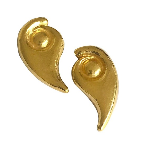 LALAOUNIS, Paire de clips d oreilles stylisée en or jaune martelé 18k (750/°°). Poinçon de...