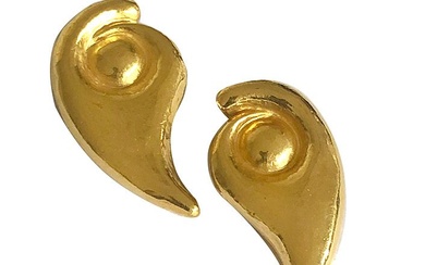 LALAOUNIS, Paire de clips d oreilles stylisée en or jaune martelé 18k (750/°°). Poinçon de...