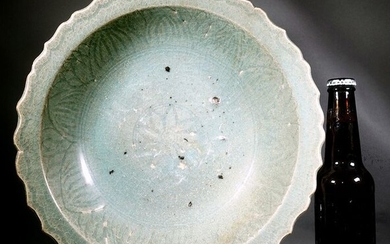 LARGE polylobed DISH - Celadon - Porcelain stoneware - Sawankhalok - 31 cm - Thailand - 15th century