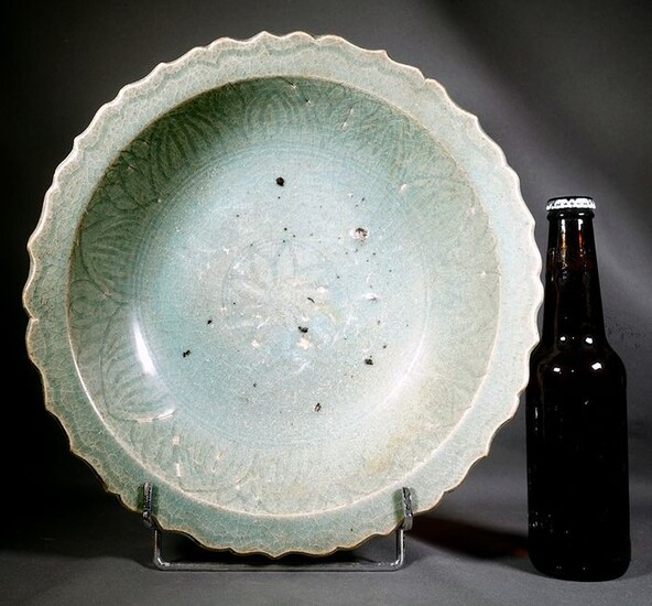 LARGE polylobed DISH - Celadon - Porcelain stoneware - Sawankhalok - 31 cm - Thailand - 15th century