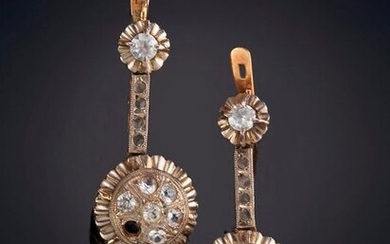 LONG OLD SEMI-RIGID EARRINGS. Pink gold frame with platinum front. Perfect. Output: 100.00 Euros. (16.639 Ptas.)