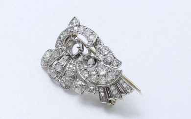 Lapel clip in platinum 850 and 750 thousandths white gold, with openwork geometric decoration adorned with antique cut diamonds and crowned roses. French work circa 1930 (missing)