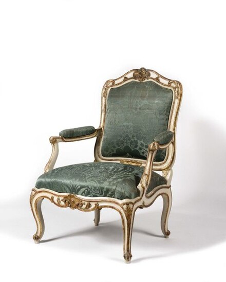 Large armchair with painted and gilded wooden frame, with flat, moving backrest decorated with cartouches, staples and foliage, resting on arched legs finished with volutes. Louis XV period H : 105 cm, L : 76 cm