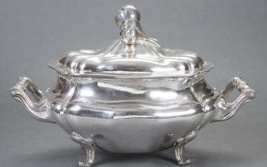 Large soup tureen with handles, with puffed shapes, in Lopez's punched Spanish silver. Fruits and legs finished in parchment. Weight: 3,200 Kg. Measurements: 31x47x32 cm. Exit: 2.100uros. (349.411 Ptas.)