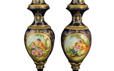 Lidded vase (2) - Pair of vases. Sevres style. Twentieth century. With marks on the base. - Bronze
