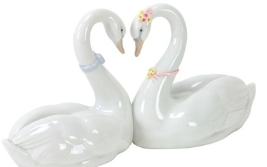 Lladro "Endless Love Kissing Swans" 6585 Figurine