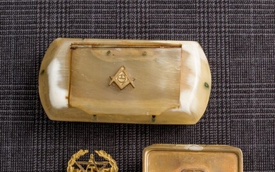 Lot comprenant une tabatière en corne ornée de l’équerre, le compas et l’étoile, une boite en laiton pour rangement de timbres postaux, et un pin’s KTS en métal doré