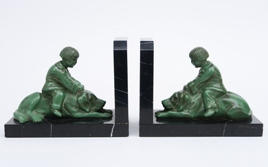 MARTEL (sculp.) paire Art Deco-boekensteunen telkens met een sculptuur met groene patine met een kindje...