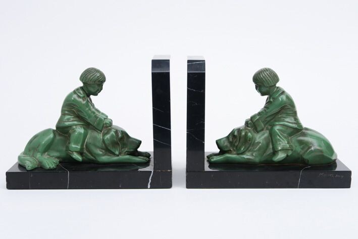 MARTEL (sculp.) paire Art Deco-boekensteunen telkens met een sculptuur met groene patine met een kindje...