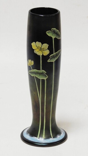 Manufacture de Ferdinand Von Poschinger Vase à col droit en verre irisé à décor émaillé...