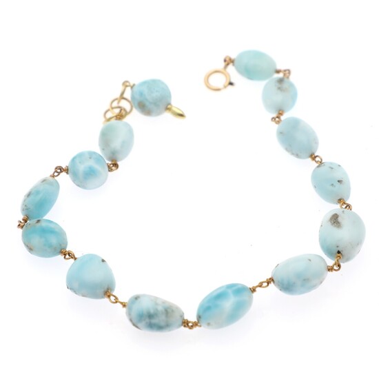 Natascha Trolle: A larimar bracelet set with numerous polished larimar beads, mounted in 18k gold. L. 21–22 cm.