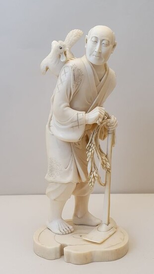 Okimono - Ivory - Farmer with hoe, ear of rice and rooster - With signature and seal at bottom - Japan - Meiji period (1868-1912)