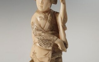 Okimono - Marine ivory - Geisha holding a mirror - Signed Akiyoshi (Shūryō) 秋良 - Japan - Meiji period (1868-1912)