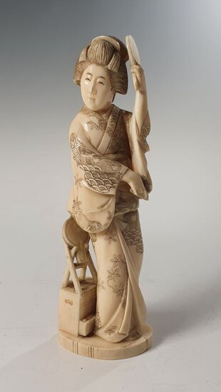 Okimono - Marine ivory - Geisha holding a mirror - Signed Akiyoshi (Shūryō) 秋良 - Japan - Meiji period (1868-1912)