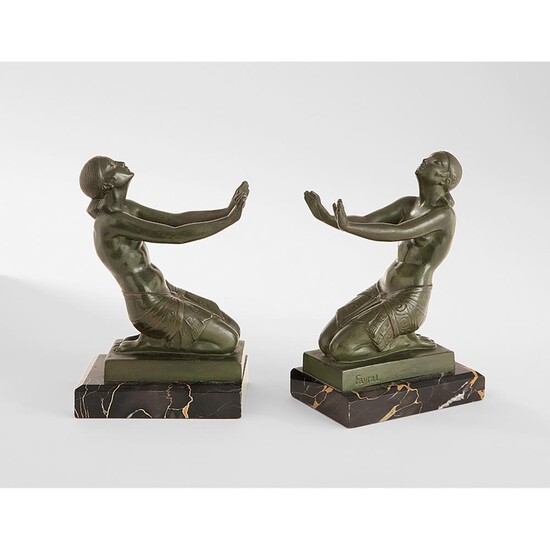 PIERRE LE FAGUAYS (DIT FAYRAL) (1892-1962) Paire de serre-livres en bronze à patine verte représentant deux femmes agenouillées vêtu...