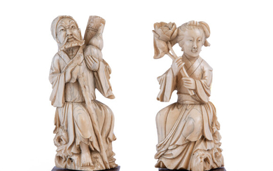 Paar figuren. China. 19de eeuw. Gesculpteerd ivoor. Met voorstellling van een oude wijze met kalebas en een vrouwelijke