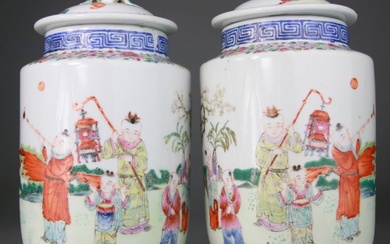 Pair of Mirrored Covered Vases - Famille Rose - Xuantong Brand - Porcelain - China - Twentieth century