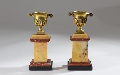 Paire de cassolettes en bronze doré, marbre jaune de sienne, marbre rouge du Languedoc et...