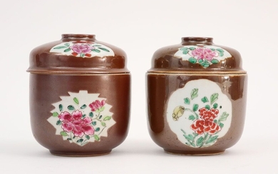Paire de huittiende eeuwse gedekselde Chinese potten in "Capucijner" porselein met Famille Rose-decor - hoogte...
