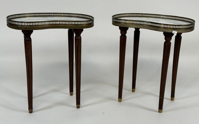Paire de petites tables rognon en bois mouluré, dessus de marbre blanc, galeries de laiton...