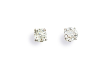 Paire de puce d’oreilles en or blanc 18K (750 millièmes) sertie d’un diamant rond taille...