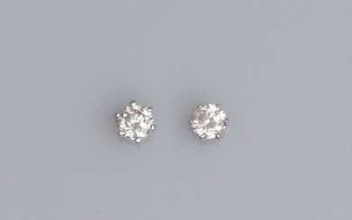 Paire de puces en or gris 750°/°° (18K) , serties chacune d'un petit diamant de...