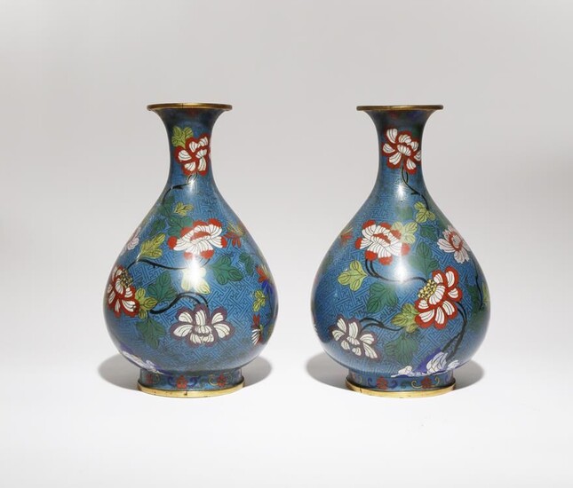 Paire de vases chinois en forme de poire, YUHUCHUNPING 19e SIÈCLE Chaque vase est décoré...