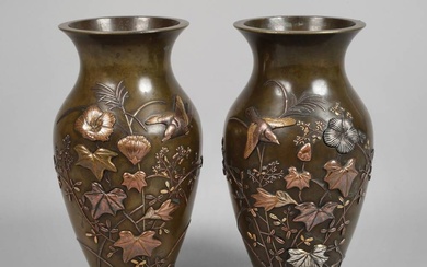 Paire de vases en bronze Japon, époque Meiji, non marqués, bronze coulé et patiné brunâtre,...