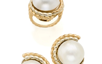 Parure en or bicolore perle Mabé comprenant une bague taille 9/49 et des boucles d'oreilles...