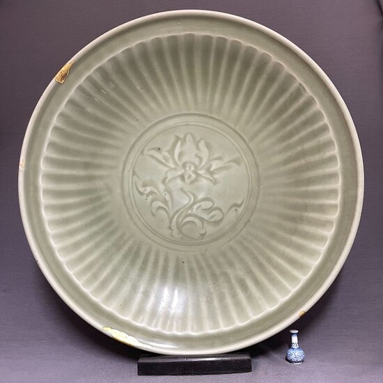Plate - Porcelain - Chinese - Huge (d. 44,1 cm!) - Carved peonies - Chrysanthemum petals - China - Yuan to early Ming Dynasty (14th century)