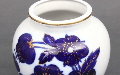 Porcelain vase "Flowers" Middle of 20th century. Russia, LFZ porcelain factory. Porcelain, guilding. 20x11.5 cm