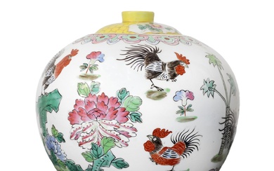 Potiche cinese in porcellana con decorazioni di fiori e galli
