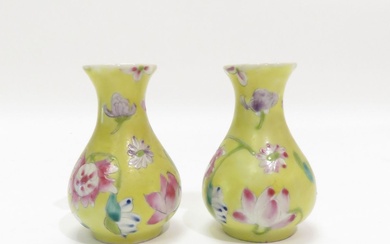 Ravissante paire de petits vases balustres, en porcelaine émaillée polychrome de fleurs sur fond jaune,...