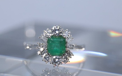 Ring - 18 kt. White gold - 0.82 tw. Diamond (Natural) - Emerald