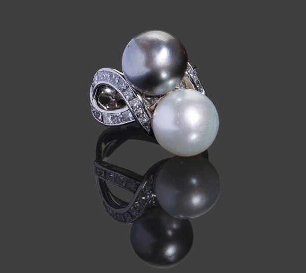 Ring in 750 thousandths white gold, interlaced ring set with princess cut diamonds and adorned with two South Sea pearls: one white and one grey (13.4 and 13 mm) 16.2 g, size 55.