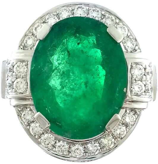 Ring in white gold 750°/°°°sertie of a Colombian emerald, oval shape of approx. 3,70 cts. in a diamond ring, Finger size 53, (grinded), Gross weight: 6,59g